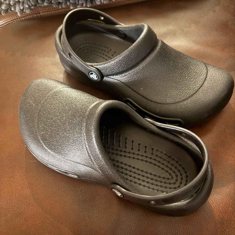CROCS Black Slip-On Work Clogs with Pivot Strap UNISEX M-8/W-10